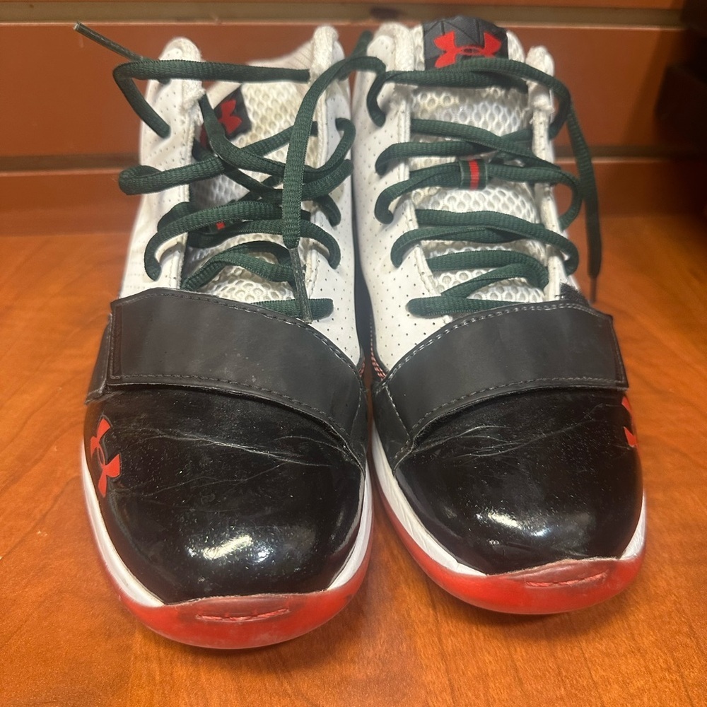 Under Armour Black and White Sneakers with Modern Design - Picture 4 of 7